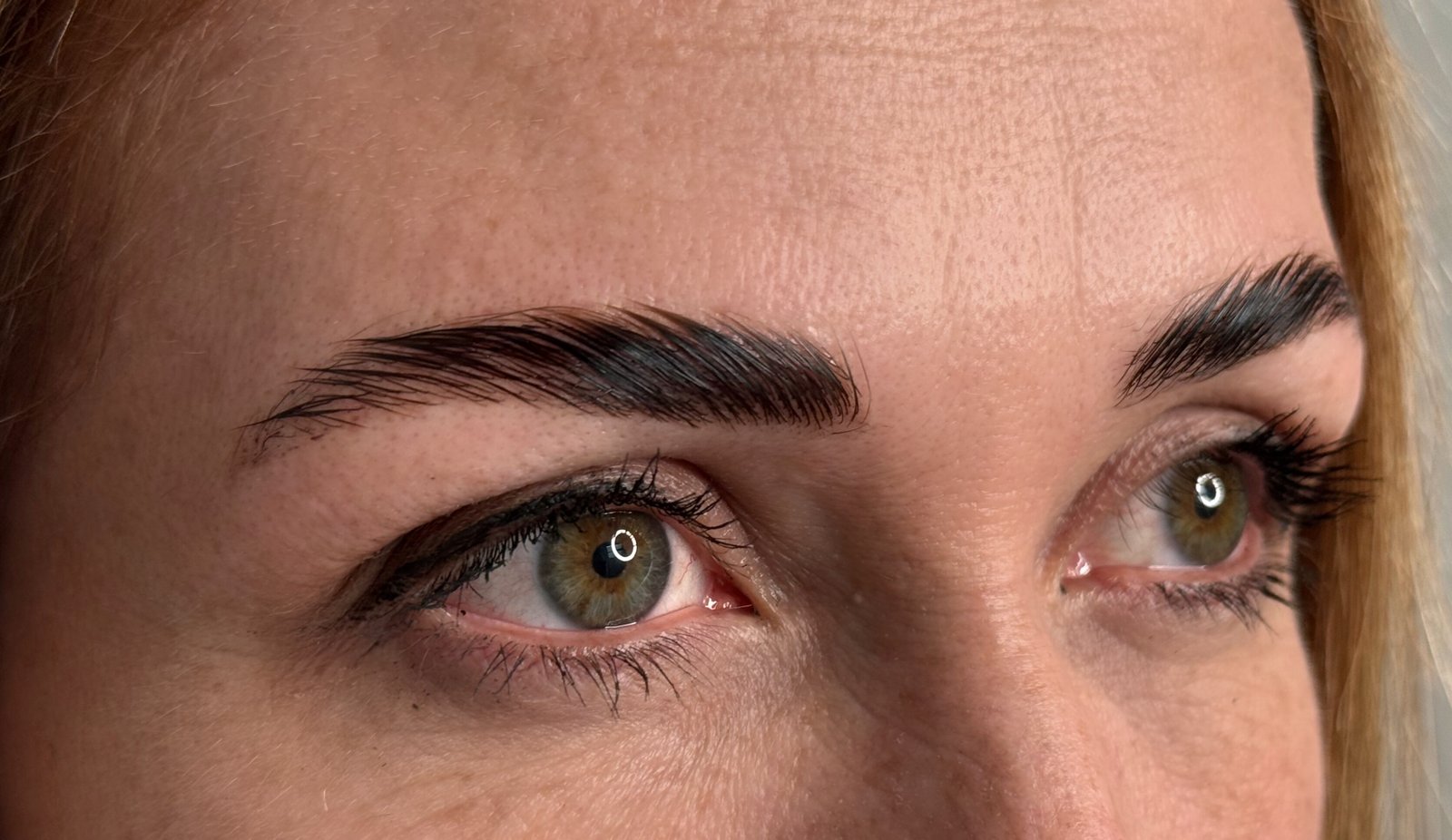 Cejas diseñadas con acabado natural